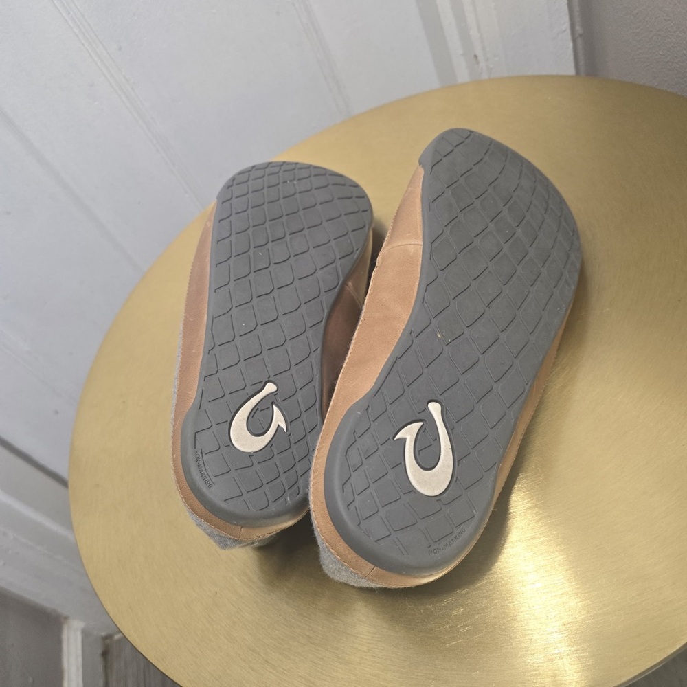 OluKai Mahana Convertible Quilted Slippers in gray. - Picture 7 of 9